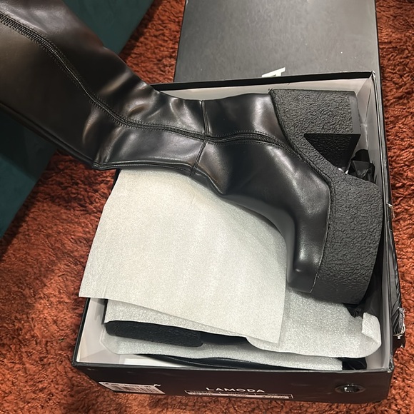 LAMODA called out chunky platform boot - Picture 7 of 8